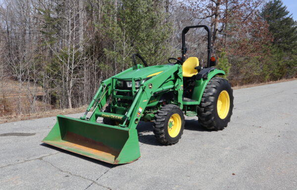 2015 John Deere 4052R Tractor